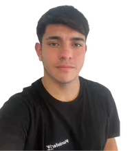 Benjamin Moyano, asesor de viajes de Planisferio Viajes Villa María, con la remera de la marca