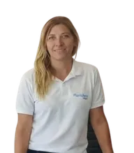 Mariana Martino, asesora de viajes de Planisferio Viajes Villa María, con la remera de la marca