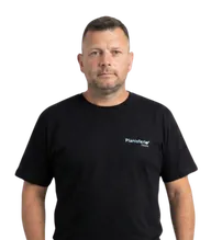 Pablo Suarez, asesor de viajes de Planisferio Viajes Villa María, con la remera de la marca