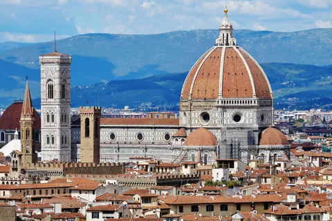 Vista de la cúpula de Santa María del Fiore y el campanario de Giotto desde el Piazzale Michelangelo, con los tejados de Florencia en primer plano
