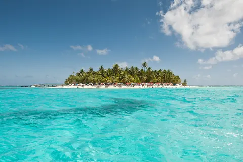 El islote de Johnny Cay, cubierto de palmeras, rodeado por el mar turquesa de siete colores de San Andrés, Colombia
